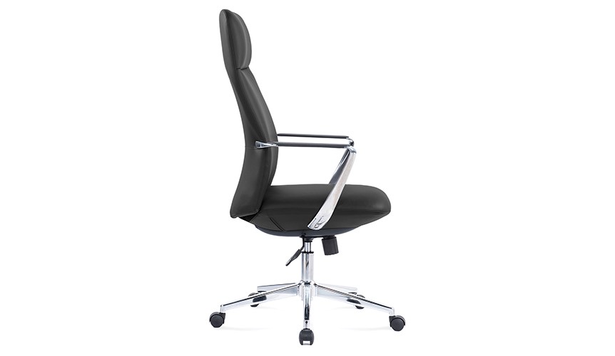 Silla ejecutiva Cartaccia, está viendo para el lado izquierdo en su totalidad, está acolchonada de la espalda y asiento