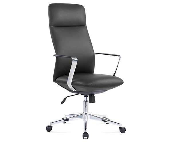 Silla ejecutiva Cartaccia, es de color negra, está acolchonada de la espalda y el asiento, esta volteada al lado izqueirdo