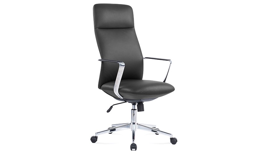 Silla ejecutiva Cartaccia, es de color negra, está acolchonada de la espalda y el asiento, esta volteada al lado izqueirdo