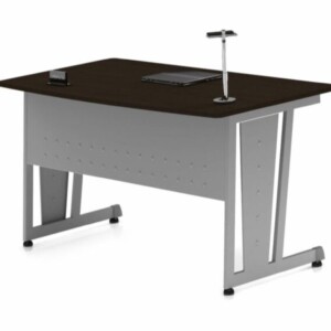 Escritorio 117 color chocolate, está de frente el escritorio sin nada encima