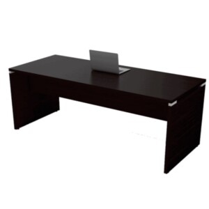 Escritorio Negozio 795 color chocolate, está de lado el escritorio y tiene una computadora encima