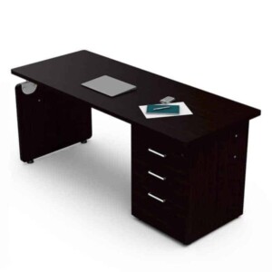 Escritorio 716 con cajonera color chocolate, está de lado izquierdo, con papeles encima