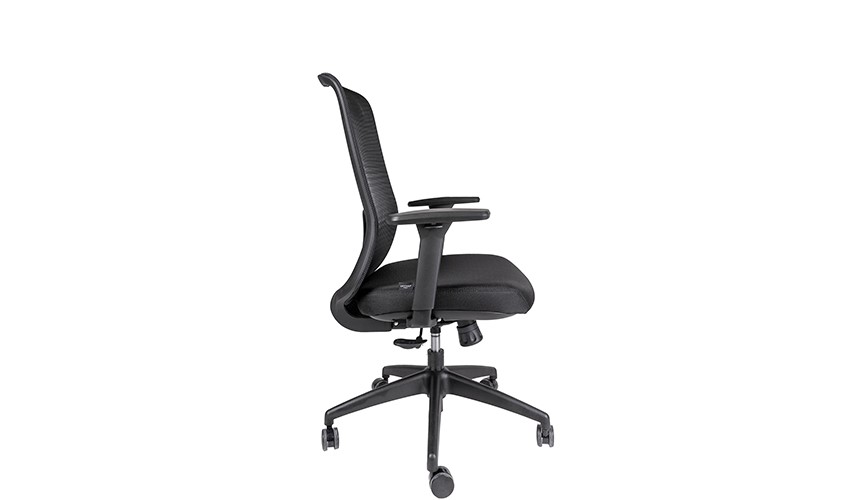 Silla ejecutiva Rommel negro, esta volteada totalmente para su lado izquierdo, esta acolchonada en el asiento