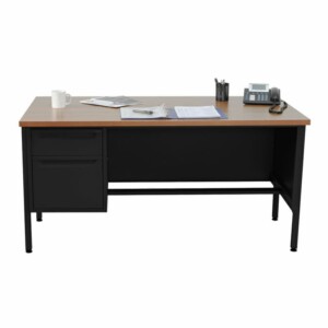 Escritorio metálico 1.52 color negro 1 pedestal izquierdo, está de frente el escritorio con papeles y un teléfono sobre la mesa