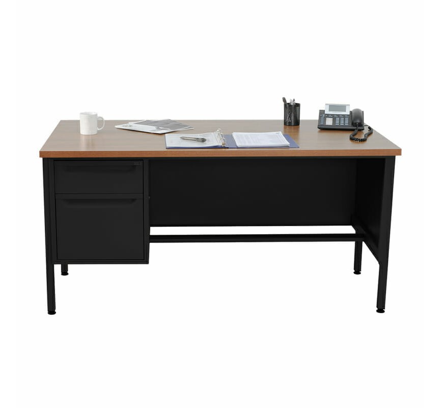 Escritorio metálico 1.52 color negro 1 pedestal izquierdo, está de frente el escritorio con papeles y un teléfono sobre la mesa