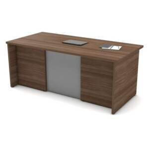 Escritorio 145 color nogal, está de frente el escritorio, no tiene nada encima