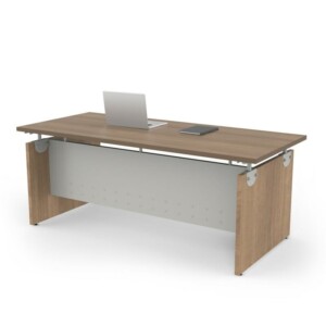 Escritorio 01 color nogal, está de frente el escritorio con una computadora en la mesa