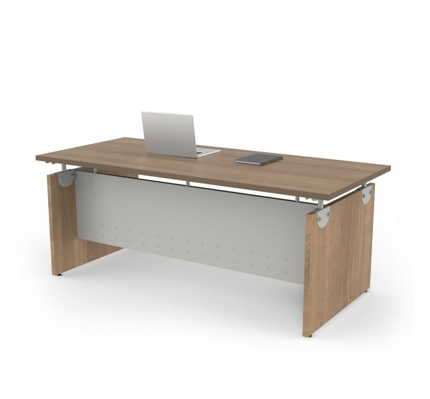 Escritorio 01 color nogal, está de frente el escritorio con una computadora en la mesa