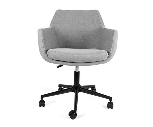Sillón ejecutivo Fallaci, está viendo de frente, tiene un cojín en el asiento y es de color gris
