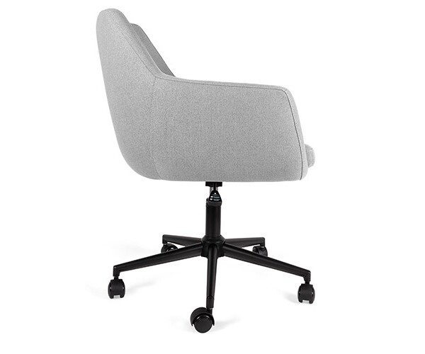 Sillón ejecutivo Fallaci, está volteando totalmente del lado izquierdo, es de color gris
